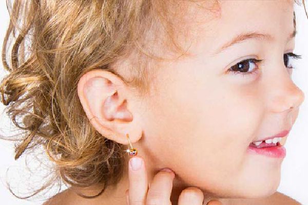 Foratura dell'orecchio e piercing del naso